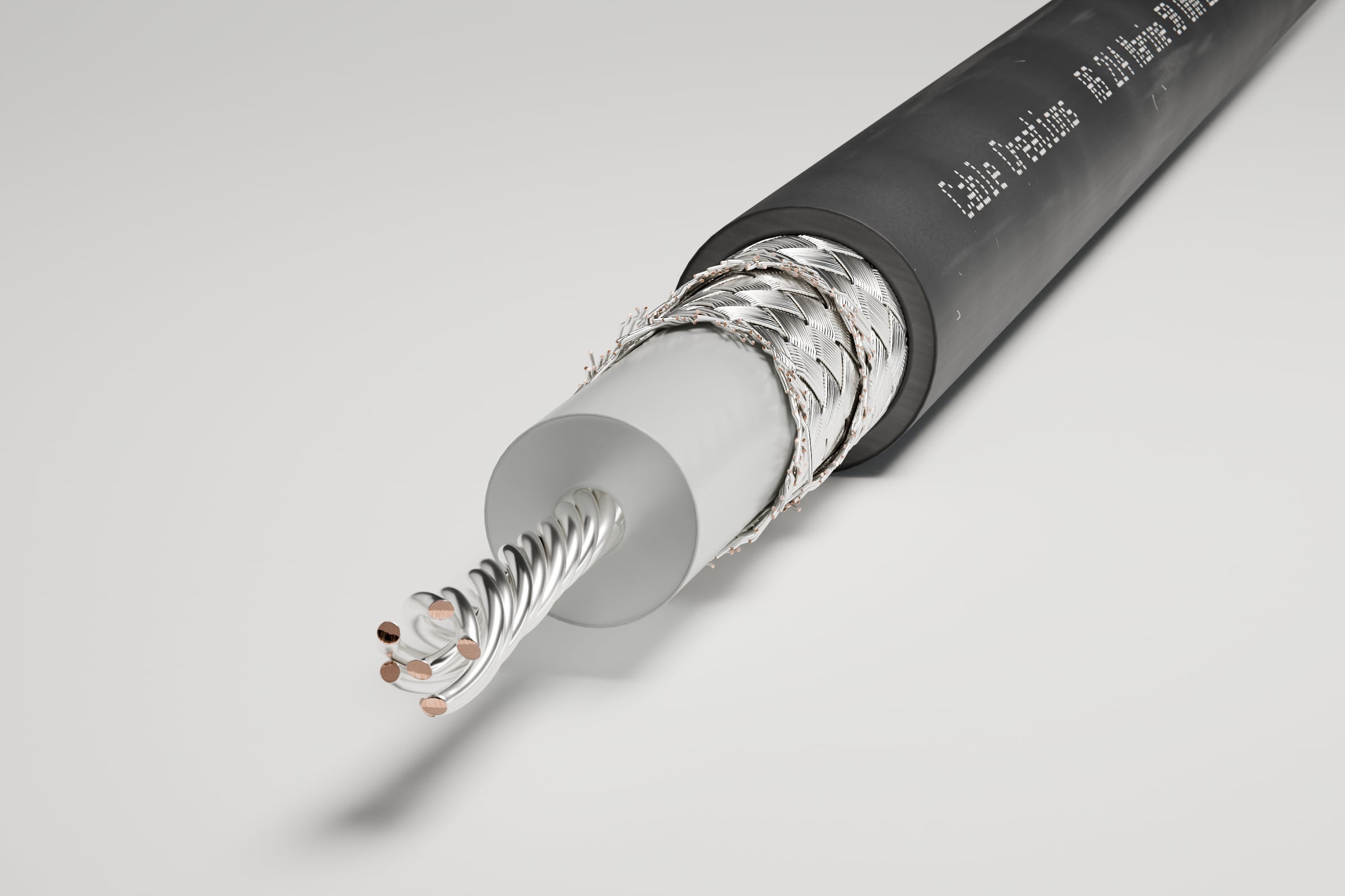 3D-Rendering: Blick auf das Kabelende – Koaxialkabel RG 214 Marine mit schwarzem Mantel, doppeltem silbernem Geflecht, heller Isolierung und verseiltem Leiter, im Fotostudio auf hellem Grund, Aufdruck „Cable Creations“
