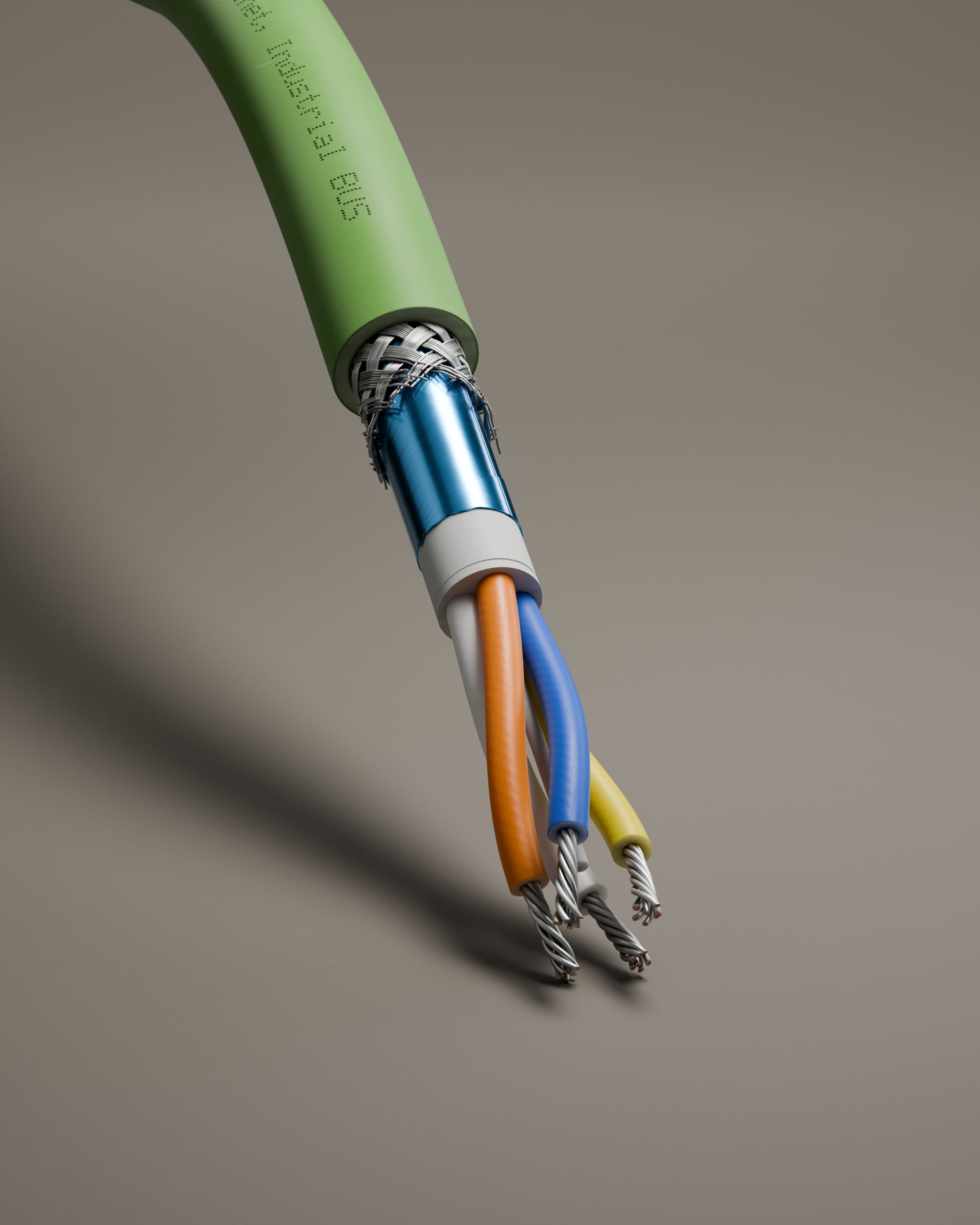 3D-Rendering: Blick auf das Kabelende – Profinet-Kabel mit grünem Mantel, Geflecht- und Folienschirm und vier verseilten Adern in Weiß, Gelb, Blau und Orange, im Studio vor steingrauem Hintergrund, Aufdruck „Cable Creations“