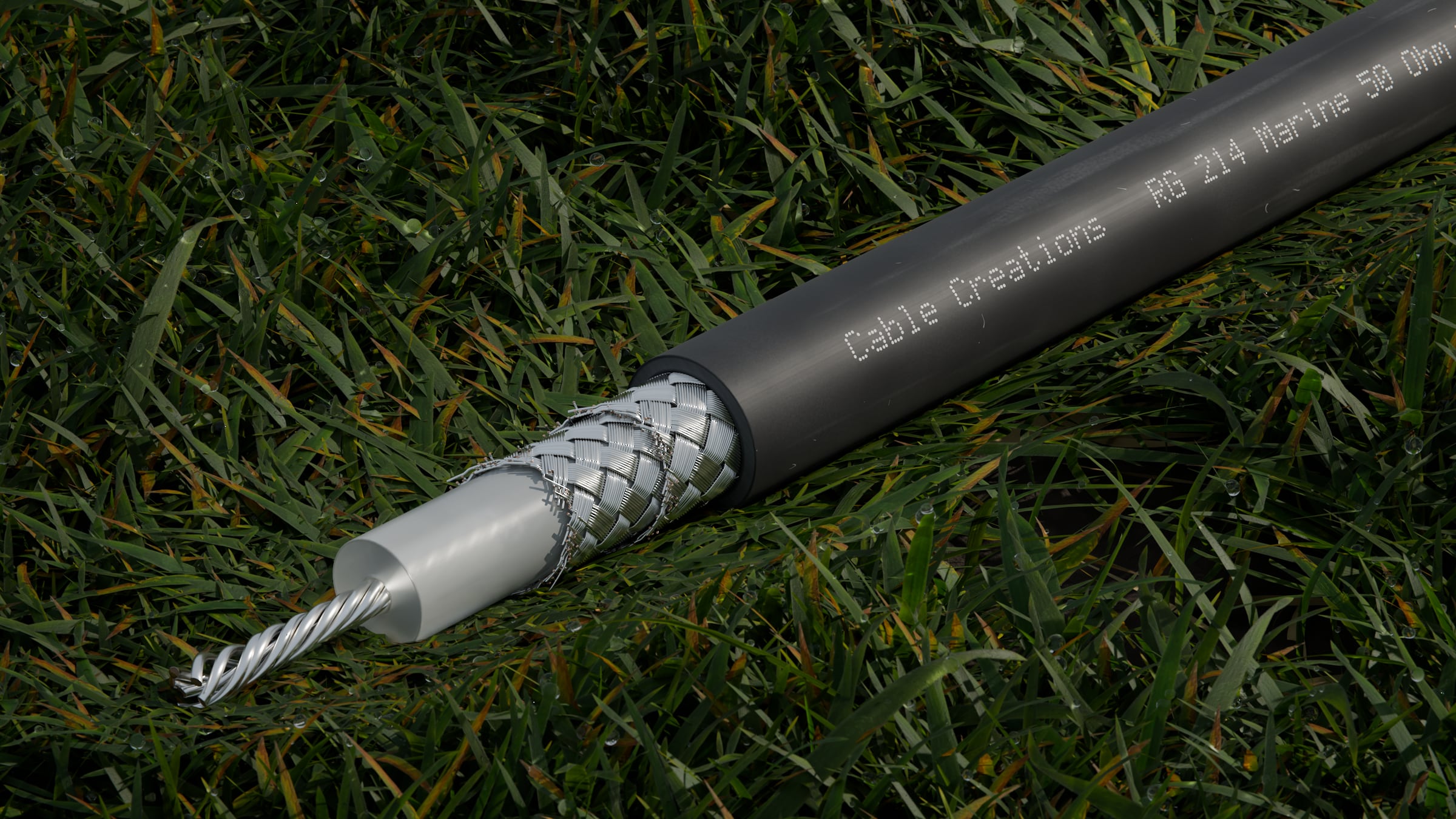 3D-Rendering: Dreiviertelansicht des abgesetzten Endes – Koaxialkabel RG 214 Marine mit schwarzem Mantel, doppeltem silbernem Geflecht, heller Isolierung und verseiltem Leiter, im Tageslicht auf Rasen, Aufdruck „Cable Creations“