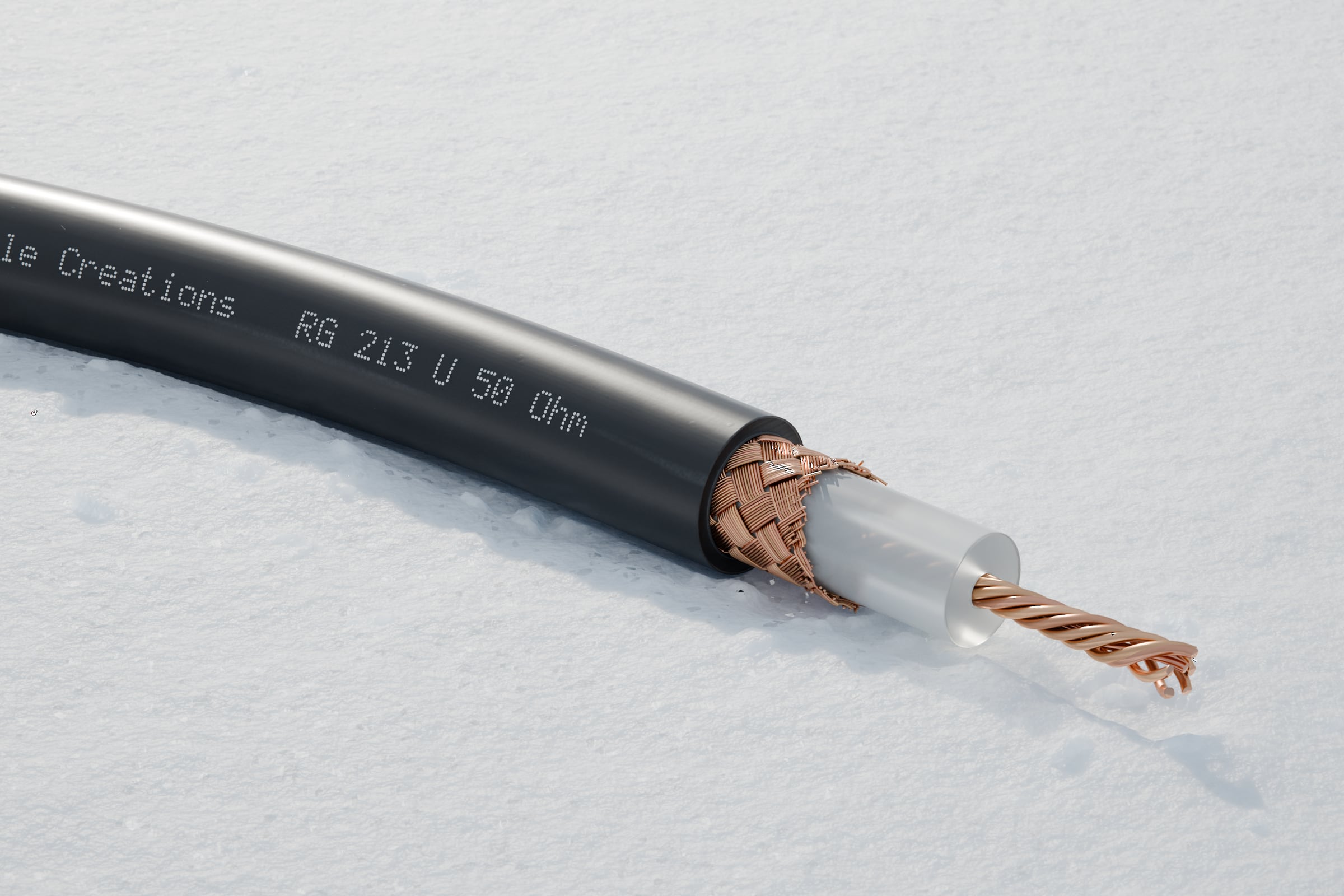 3D-Rendering: Dreiviertelansicht des abgesetzten Endes – Koaxialkabel RG 213 mit schwarzem Mantel, Kupfergeflecht, weißer Isolierung und verseiltem Kupferleiter, im Tageslicht im Schnee, Aufdruck „Cable Creations“