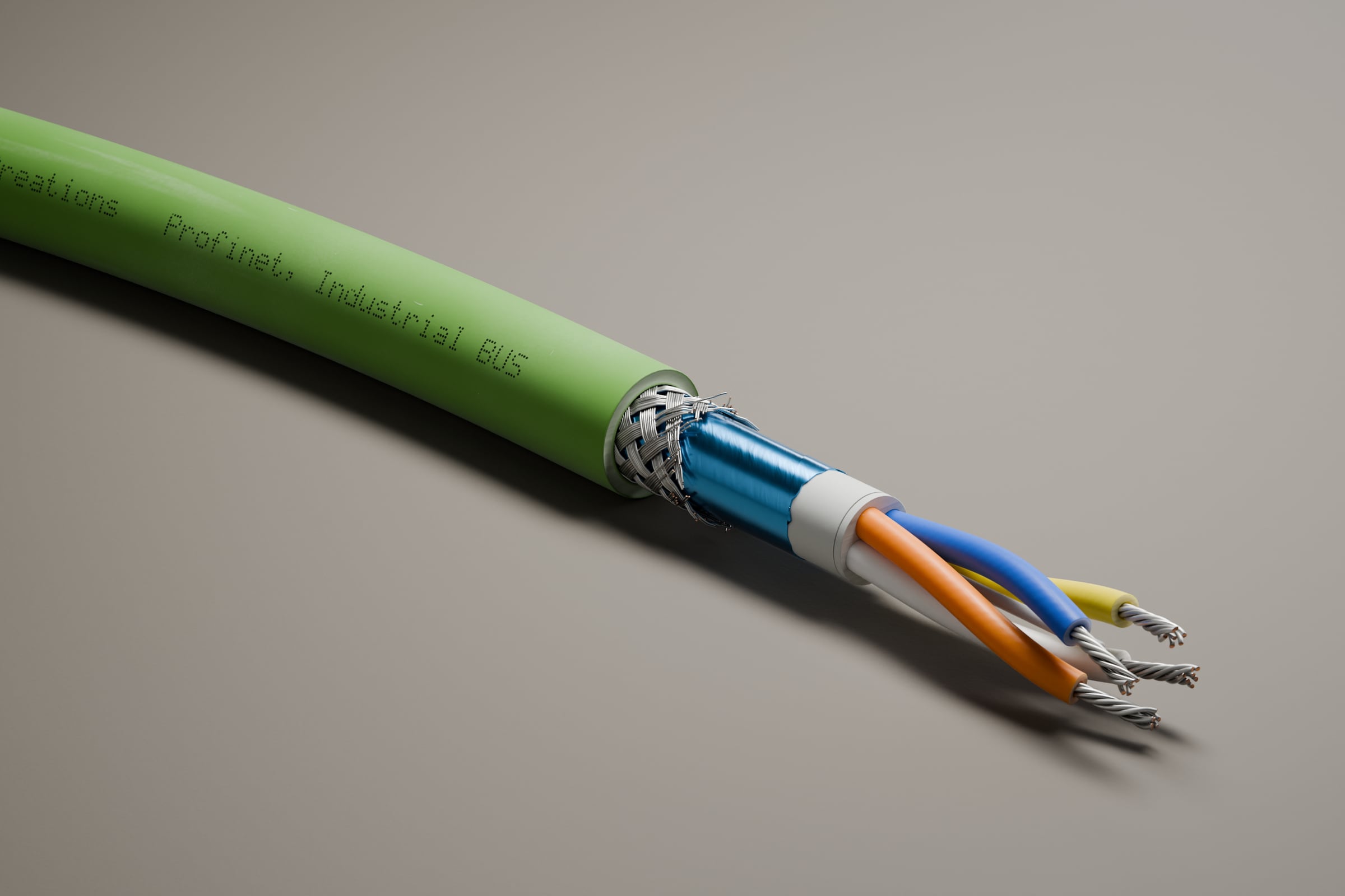 3D-Rendering: Dreiviertelansicht des abgesetzten Endes – Profinet-Kabel mit grünem Mantel, Geflecht- und Folienschirm und vier verseilten Adern in Weiß, Gelb, Blau und Orange, im Studio vor steingrauem Hintergrund, Aufdruck „Cable Creations“